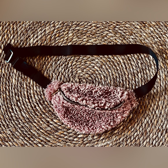 Ardene dusty rose sherpa bouclè crossbody bag ( hipbag) - Picture 1 of 4